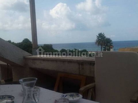 Penthouse in excellent condition, located on the fourth floor with lift, with sea view in Bivona, a few minutes from the center of Vibo Marina and 40 meters from the beach with a private road access. There is a large terrace with sea view. The apartm...