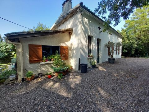 Genesteld op de hoogten, zonder vis-à-vis of enige overlast, en op 5 minuten lopen van alle voorzieningen, wacht deze mooie boerderij op de laatste aanraking die zijn volledige potentieel zal onthullen. Aan het einde van een steegje, verscholen in ee...