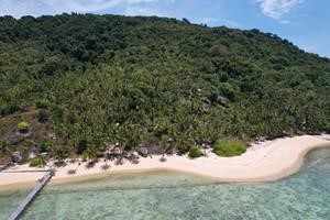 Diese außergewöhnliche Anlageimmobilie bietet ein einzigartiges Resort über dem Wasser, komplett mit einem Steg und geschützten Gewässern, neben einem weitläufigen, von Palmen gesäumten Strand, der sich ideal für zukünftige Erweiterungen oder Upgrade...