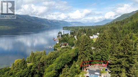 Erleben Sie die Ruhe dieses ruhigen Anwesens in einer ruhigen Durchgangsstraße in Youbou. Eingebettet in der Nähe des malerischen Cowichan Lake und mit einem charmanten plätschernden Bach bietet dieses Grundstück Flexibilität im Design und bietet ein...