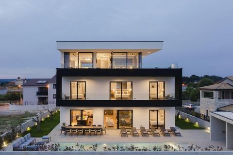 Villa moderne avec piscine et vue sur la mer à Pula, à seulement 1500 mètres de la mer ! La superficie totale est de 470 m². Le terrain est de 680 m². Il s'agit d'une villa nouvellement construite au design luxueux et moderne, offrant une vue splendi...