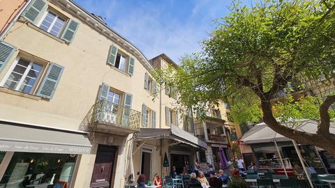 Situé au premier étage d'une maison de village au cœur de Villeneuve-Loubet, cet appartement traversant de 63 m2, composé de 3 pièces, présente un fort potentiel. Il se compose d'une pièce principale lumineuse, d'une cuisine, d'un séjour lumineux et ...