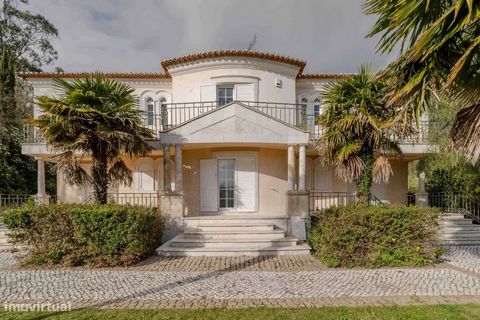 Villa familiare in stile classico in vendita ad Arruda dos Vinhos, a soli 25 minuti da Lisbona. La proprietà si trova su un fantastico appezzamento di terreno con 1,2 ettari, con 390 m2 di superficie edificabile e 150 m2 di annessi. Il terreno è comp...