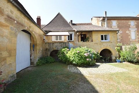 ANB Immobilier vous propose cette maison périgourdine située dans le Périgord Noir à quelques kilomères de Sarlat la Canéda. Nous sommes dans une commune vivante avec commerces et services (médecins, écoles...); vous pouvez y accéder à pied depuis ce...