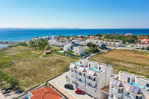 ZADAR, PRIVLAKA - La villa dei tuoi sogni: vista mare, jacuzzi sul tetto e solo 100 m dalla spiaggia! R2 Sogni un luogo dove lusso e vicinanza al mare si fondono in perfetta armonia? Questa bellissima villa, situata in un esclusivo edificio con risto...