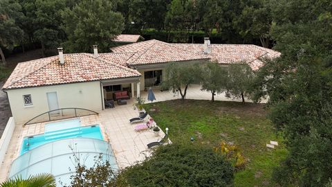 Située dans le Lot-et-Garonne dans une commune proche de Marmande, cette propriété offre un cadre de vie paisible dans un environnement calme, à proximité d'écoles et de crèches. La maison, construite en 1998, propose une surface habitable de 207 m²,...