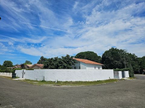 Vivez votre rêve avec cette magnifique maison de ville de 4 pièces, entièrement rénovée avec un jardin paysager de plus de 700 m² et une piscine chauffée à l'eau salée de 7 x 3.5m. Parfaite pour les familles ou les couples à la recherche d'un coup de...