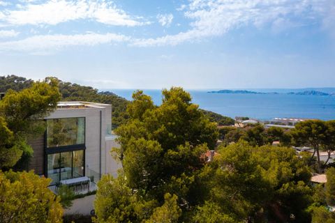 A magnificent architect-designed villa with stylish clean lines - created by TOGU architecture Stephane Torres and Alain Donate - overlooking the sea in an extremely protected and confidential environment. This exceptional product, with its top-of-th...