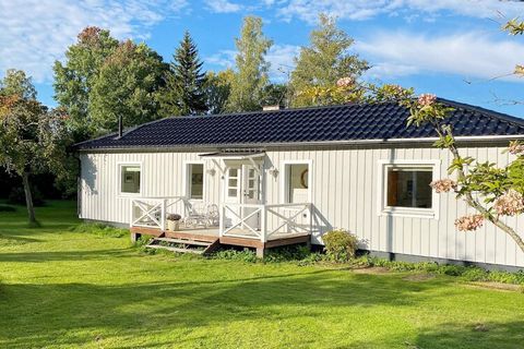 Am südlichen Seeufer des Hjälmaren findet man auf einem Ufergrundstück dieses Ferienhaus mit bezauberndem Seeblick! Sie befinden sich hier in der Provinz Närke, an der Grenze zu Södermanland. Den Seeblick genießen Sie bereits beim Betreten des Eingan...