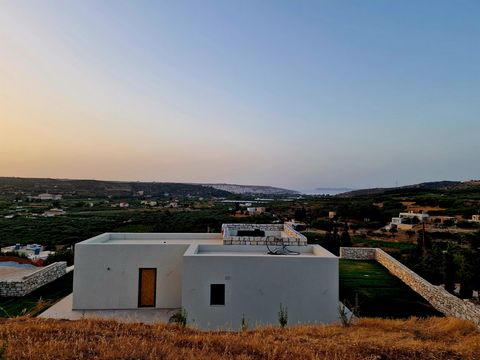 Kato Episkopi, Sitia, Creta orientale: Fantastica villa con vista mare e piscina a soli 4 km dal mare. La villa si trova su un terreno di 1900 m2. È una villa di nuova costruzione di 95 m2 completamente arredata. È composta da una zona soggiorno-cuci...