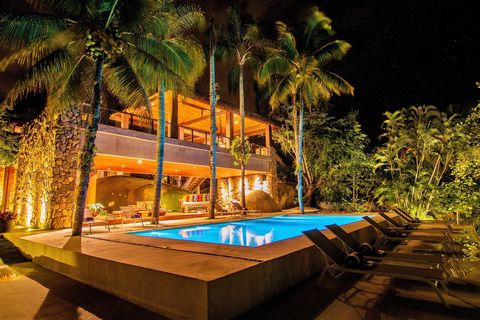 The Island of Japan is an exclusive island because of its location in the Angra Sea and the refinement of the materials used in the finishes. It is located 7 km off the coast of Angra dos Reis. Property with 25,000 m2, private beach with crystal clea...