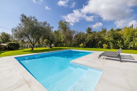 Evadez-vous dans le luxe dans cette exquise villa moderne dotée d'une piscine chauffée et d'un vaste jardin. Avec 150 m² d'espace de vie contemporain plus une annexe supplémentaire de 50 m², ce joyau nouvellement construit offre cinq chambres, offran...