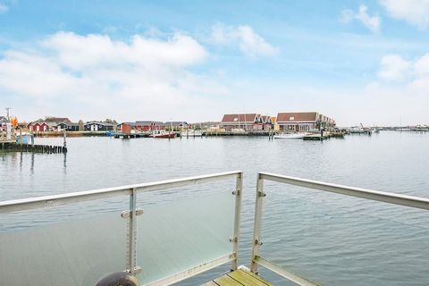 Dieses besondere Hausboot wurde 2007 im modernen Design am Ringkøbing Fjord erbaut und bietet seinen Gästen hier ein ganz besonderes, maritimes Erlebnis. Von einer der drei Terrassen aus können Sie die Segelboote beobachten. Von der Terrasse im 1. St...