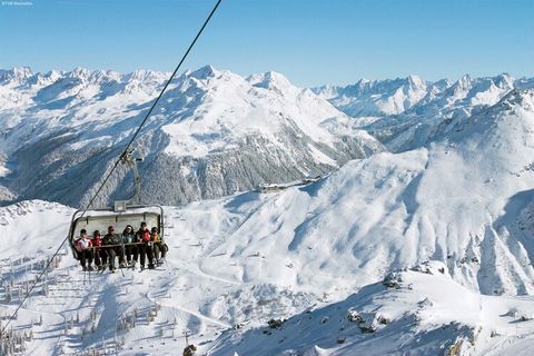 Wenige Gehminuten vom Zentrum des bekannten Gaschurn, wunderschön im Montafondaltal gelegen, finden Sie 4 luxuriöse Chalets nebeneinander, die optimal für gemeinsam reisende Familien oder Freunde geeignet sind. Zu Fuß erreichen Sie schnell das Zentru...