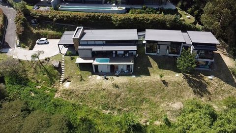 Nichée dans le prestigieux quartier de Los Balsos à Medellín, cette maison spectaculaire offre une vue panoramique sur la ville et un luxe inégalé. Avec un design architectural moderne et élégant, la propriété dispose de trois chambres spacieuses, ch...