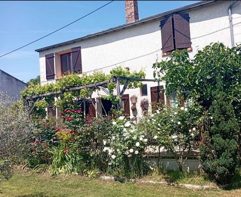 Sur la commune de Méréville, à 15 minutes d'Etampes via la Nationale 20. Cette maison de charme de 180 m2 sur 3 niveaux, au calme, dans une impasse proche des écoles propose : Au rez-de-chaussée, une entrée avec placard, une cuisine équipée, un burea...