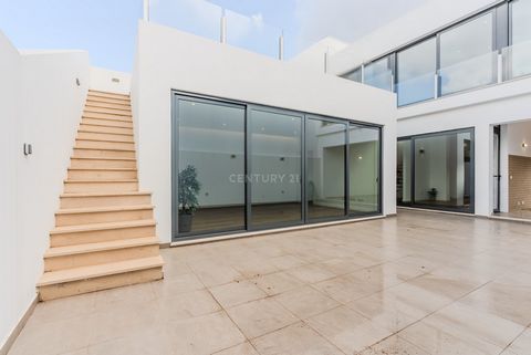 Looking for a home that combines comfort and strategic location? Discover this T3 home, situated in the Arcos de Santa Iria development in Óbidos! Imagine living in two floors offering a useful area of 135 m², with high-quality finishes and stunning ...