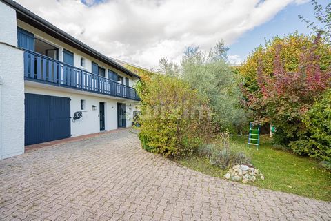 Ref. 983SR: Divonne-les-Bains, Vesenex sector, close to the customs of Crassier, you will be charmed by this renovated 6-room terraced house with a living area of 152m2 built in 1983 on 2 levels on a plot of 550m2. It is composed of an entrance, a fu...