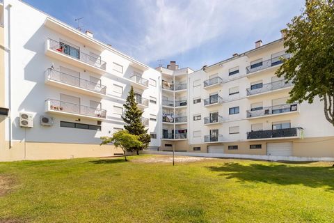 Beautiful 3 bedroom apartment located on the beautiful beach of Nazaré, semi new Apartment consisting of three bedrooms, kitchen, living room and two bathrooms, entrance hall to the bedrooms and main entrance hall, garage in the basement and attic st...