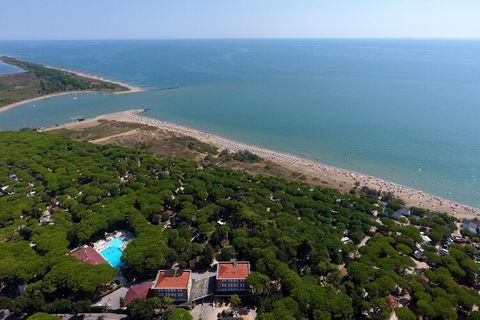 ¡Un oasis en plena naturaleza exuberante y con playa privada! El Jesolo Mare Family Village ofrece las condiciones para unas vacaciones perfectas. La playa de suave pendiente es ideal para que los niños naden o construyan castillos de arena. Los padr...