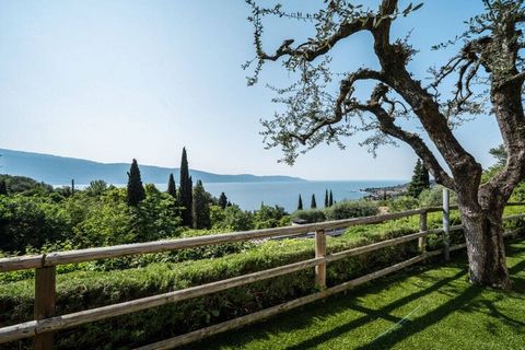 Hier erleben Sie mediterrane Dolce Vita mit einmaligem Panoramablick über den Gardasee. Ihr Frühstück in den ersten Sonnenstrahlen, bevor das darunter liegende Dorf erwacht, oder ein Aperitif auf der Terrasse in sanfter Brise, es braucht nicht viel, ...