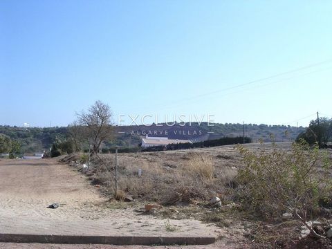 Land in Bensafrim, mit Architektur-Projekt für eine Urbanisierung der 11 Parzellen, in denen 11 Doppelhaus-Villen gebaut mit 2 Etagen über und eine als Keller für Garage genehmigt werden können. Max Hochbau werden 200 m2 auf 2 Etagen.