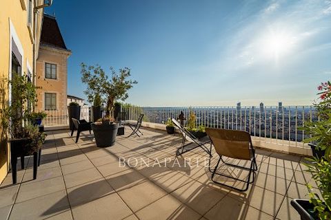 Isabelle Tocchio Bonaparte Art de Vivre ... vous propose à la vente cet appartement d'exception de 150 m2 dans un site préservé aux portes du théâtre de Fourvière, vue imprenable sur le Vieux Lyon. Cet appartement vous offre un spacieux espace de vie...