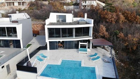 Der Preis fiel von 1.700.000 Euro auf 1.650.000 Euro! Beeindruckende moderne Villa in großartiger Lage oberhalb der Stadt Crikvenica mit fantastischer Aussicht. Die Villa bietet einen spektakulären Blick auf das Meer und die Insel Krk. Die Gesamtfläc...