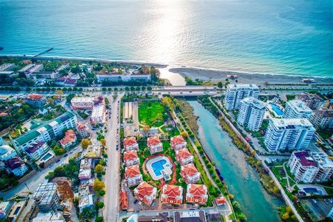 Si tratta di un complesso unico con la spiaggia proprio di fronte e una grande piscina con un giardino ben curato. La villa in vendita ad Alanya è molto adatta ai bambini, con un ampio giardino e una passeggiata sicura fino alla spiaggia senza attrav...