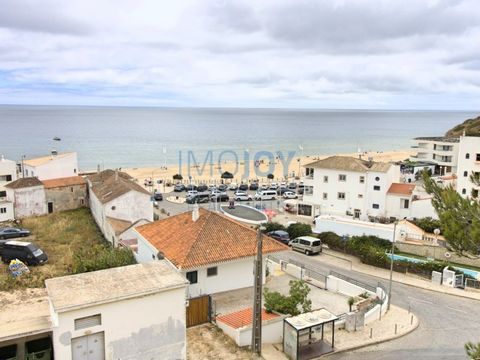 Rustiek land, uitzonderlijk gelegen tegenover het prachtige strand van Salema. Deze woning biedt een panoramisch uitzicht op de turquoise zee en de majestueuze bergen, waardoor een werkelijk idyllische omgeving ontstaat. Stel je voor dat je elke ocht...