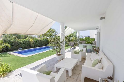 Lucas Fox presents this house for rent with a single floor layout , in a development with 24-hour security service in Bétera, Valencia. The villa sits on a plot of approximately 830 m² and offers spacious areas and a comfortable layout. As soon as yo...