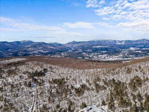 Willkommen in Ihrer Generationen-Oase in Vermont! Dieses seltene Juwel bietet die einmalige Gelegenheit, fast 100 Hektar unberührtes Land zu besitzen und vier separate Parzellen zu einem weitläufigen Anwesen zu kombinieren. Eingebettet im Herzen von ...