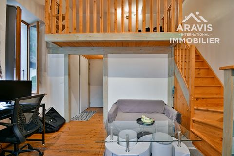 Come and discover exclusively with Aravis International this 25.49 m2 studio in the immediate vicinity of the center of Thônes. This apartment is composed of an entrance with cupboard serving, the living room with the kitchen area, as well as the bat...