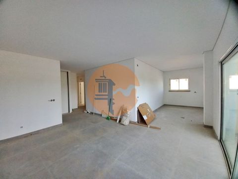 Eccellente appartamento con 3 camere da letto con una superficie totale di 155 m2, garage e ripostiglio chiuso in costruzione nel centro di Almancil. Composto da: - 1 ampia suite con armadio a muro e bagno con piatto doccia, - 2 camere da letto con a...