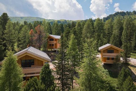 Ontdek het ultieme alpine toevluchtsoord in dit prachtige massief houten chalet, met 135 m² prachtig ontworpen ruimte verdeeld over drie verdiepingen. Dit charmante vakantiehuis is perfect voor gezinnen of groepen en biedt plaats aan maximaal 8 gaste...