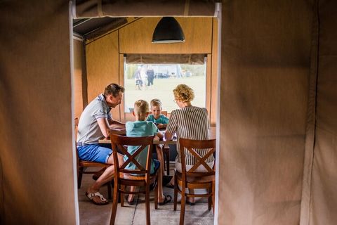 Deze leuke, vrijstaande safaritent staat op de moderne terrassencamping Nommerlayen, grenzend aan een mooi bosgebied. Het vakantiepark ligt in een groen- en waterrijk heuvellandschap bij het kleinschalige plaatsje Nommern, 30 km. ten noorden van de h...