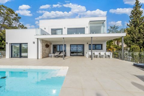 Dies ist ein sehr modernes und schönes Haus im Herzen von Moraira mit spektakulärem Blick auf das Meer und die Umgebung und bietet absolute Privatsphäre. Die Annäherung an das Haus, gehen Sie durch ein elektrisches Tor, direkt von der Hauptstraße nac...