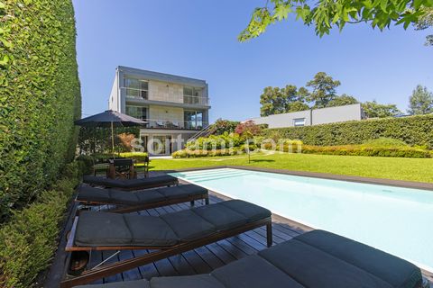 Fantastic four-front house with unique and exclusive character located in the old Quinta de Enxomil in Miramar. House completely ready to move in with 440 m2, located on a plot of approximately 1000 m2 with a paradisiacal garden of approximately 800 ...