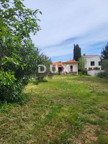 Location: Zadarska županija, Biograd na Moru, Biograd na Moru. BIOGRAD NA MORU - Rara opportunità: 1000 m2 di terreno con una casa Questa è la tua occasione per diventare proprietario di un pezzo di terreno unico nel cuore di Biograd na Moru! Present...