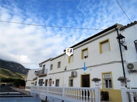 Ein schönes, geräumiges Anwesen in Las Casillas, einer charmanten Stadt am Seeufer in der Provinz Jaén in Andalusien, Spanien, umgeben von Bergblick. Sobald Sie dieses Anwesen betreten, befinden Sie sich in einer geräumigen Eingangshalle mit zwei gro...