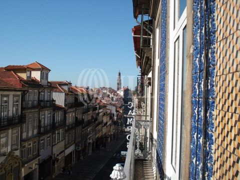 Building in the center of Porto, for renovation, next to São Bento station, Porto. With approved PIP for: Shop with 98.55 sqm + 2 basements with 218.17 sqm + 22 sqm backyard 8 Apartments: 3 1-bedroom apartments with 52.44 sqm 3 1-bedroom apartments w...