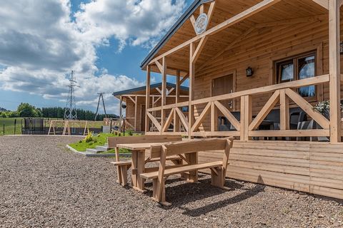 Comfortabele houten huizen het hele jaar door in Duszniki Zdrój. De huizen zijn gelegen op een heuvel met uitzicht op het panorama van een deel van de stad. Elk huis heeft: 2 slaapkamers met tweepersoonsbedden, een volledig uitgeruste woonkamer (uitk...