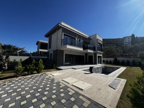 Onze villa ligt op een centrale locatie in Kuşadası. Binnen 520 meter² van het terrein Vrijstaand en met privé zwembad. Er zijn 4 slaapkamers, 4 badkamers en een grote wasruimte. Smart home systeem heeft vloerverwarming en automatische rolluiken. We ...