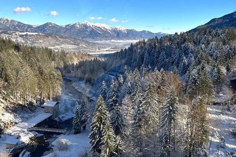 Questo bellissimo chalet naturale (casa bifamiliare) per un massimo di 6 persone si trova in un piccolo parco vacanze nel comune di Obermöschach, nelle immediate vicinanze di Hermagor nella regione Nassfeld - Pressegger See in Carinzia, a 10 minuti d...