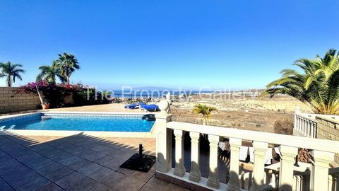 The Property Gallery presenta una hermosa villa en venta en la conocida y prestigiosa zona de Playa del Duque en Costa Adeje. Consta de dos plantas, la planta principal cuenta con dos dormitorios dobles con armarios empotrados, dos baños, una cocina ...