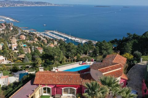 Wunderschöne Architektenvilla mit dreifacher Ausrichtung auf dem Gipfel des prestigeträchtigen Anwesens Théoule mit einem einzigartigen 270°-Panorama über die Bucht von Cannes, die Lérins-Inseln, die schneebedeckten Alpen und das Esterel - ein ständi...