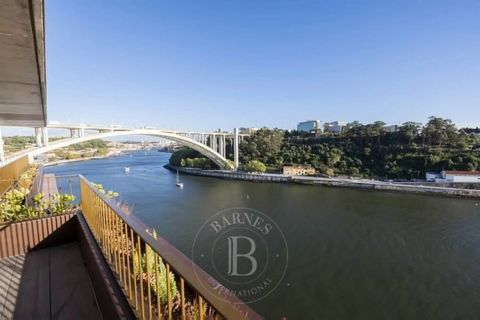 A 3-bedroom apartment on the top floor of a private condominium next to the Douro River and the Arrábida bridge, close to Foz, the historic center and Boavista. The apartment has a large balcony with panoramic views over the city and the river and al...