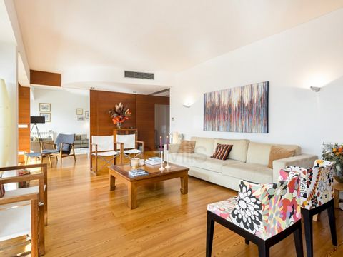 This beautiful 250 sqm flat, located on the 5th floor of an exclusive building with only one flat per floor, combines contemporaneity and good taste in the centre of Lisbon. Its privileged location, combined with the quality of the finishes, makes th...