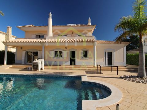 Luxuriöse Villa mit Pool und 5 Suiten in Vila Sol, nur wenige Minuten von den Stränden und Vilamoura entfernt. Die freistehende Villa mit 5 Schlafzimmern in Vila Sol bietet die perfekte Balance zwischen Luxus, Komfort und Privatsphäre in einer exklus...