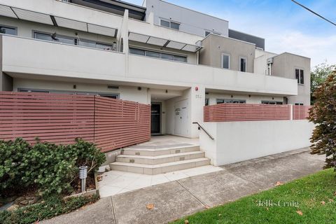 Mit Blick auf den wunderschönen, von Bäumen gesäumten Soderlund Drive und dem Balkon mit Blick auf die ständig wechselnden Farbtöne der Macedon Ranges ist dies eine inspirierende Ergänzung zu diesem stilvollen Apartment mit zwei Schlafzimmern. Im ruh...